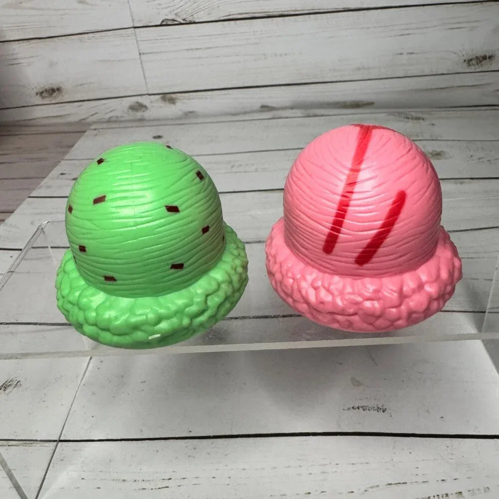 Melissa & Doug Magnetic Strawberry and Mint Ice Cream Scoop Ice Cream Playset